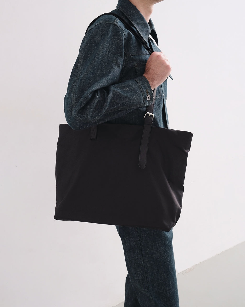 Transit Bag in Deep Black