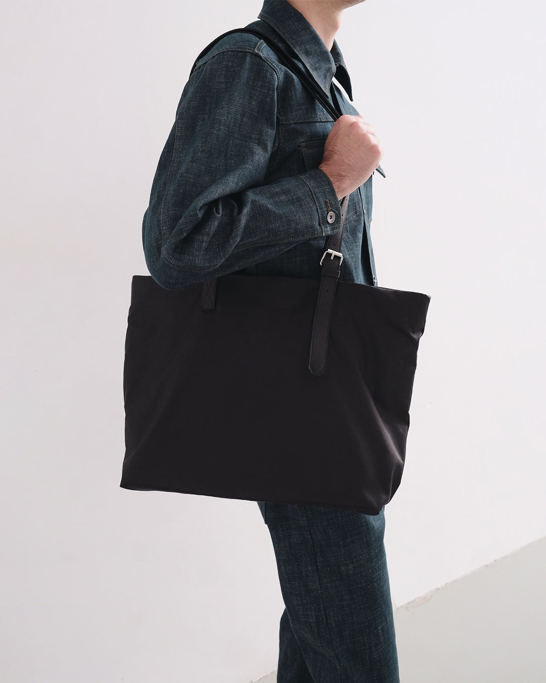 Transit Bag in Deep Black