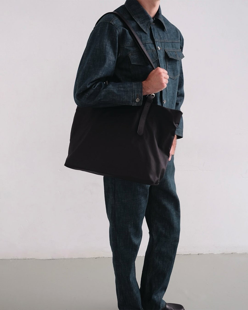 Transit Bag in Deep Black